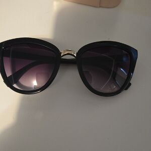 Elegant Black Sunglasses